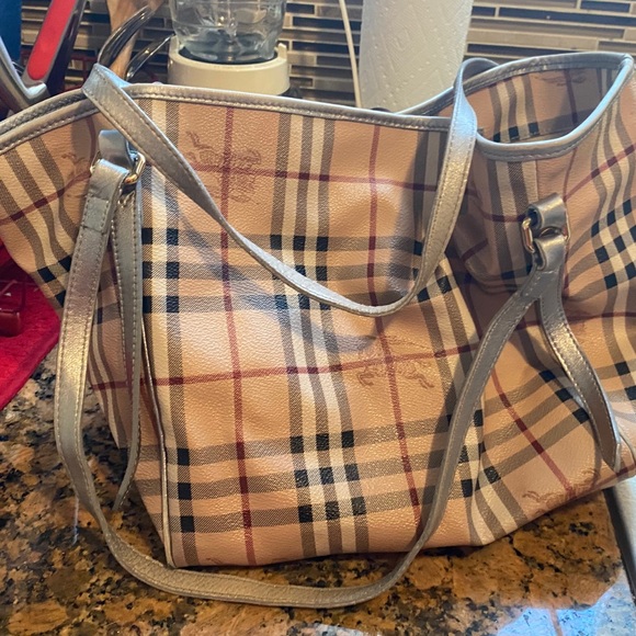 Burberry purse. authentic. - Picture 2 of 9